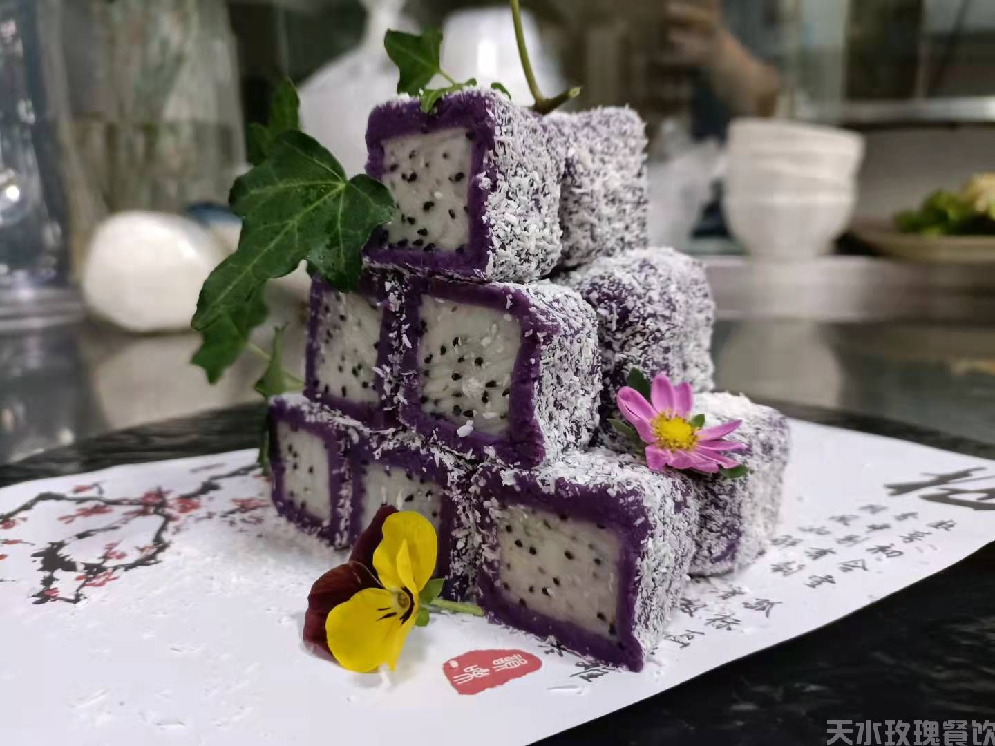 紫薯含有丰富的膳食纤维、淀粉、维生素、微量元素(硒、铁、钙、钾等)及花青苷、糖蛋白、胡萝卜素、去氢表雄(甾)酮等多种功能性因子（紫气东来）.jpg