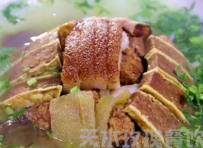便做成夹板肉。以夹板肉为主,配以响皮条、丸子,浇上鸡汤、撒上葱花、香菜、木耳等,盛入汤盆,量足汤多,荤素搭配,边喝边吃,不油不腻,味道鲜美（天水杂烩）.jpg